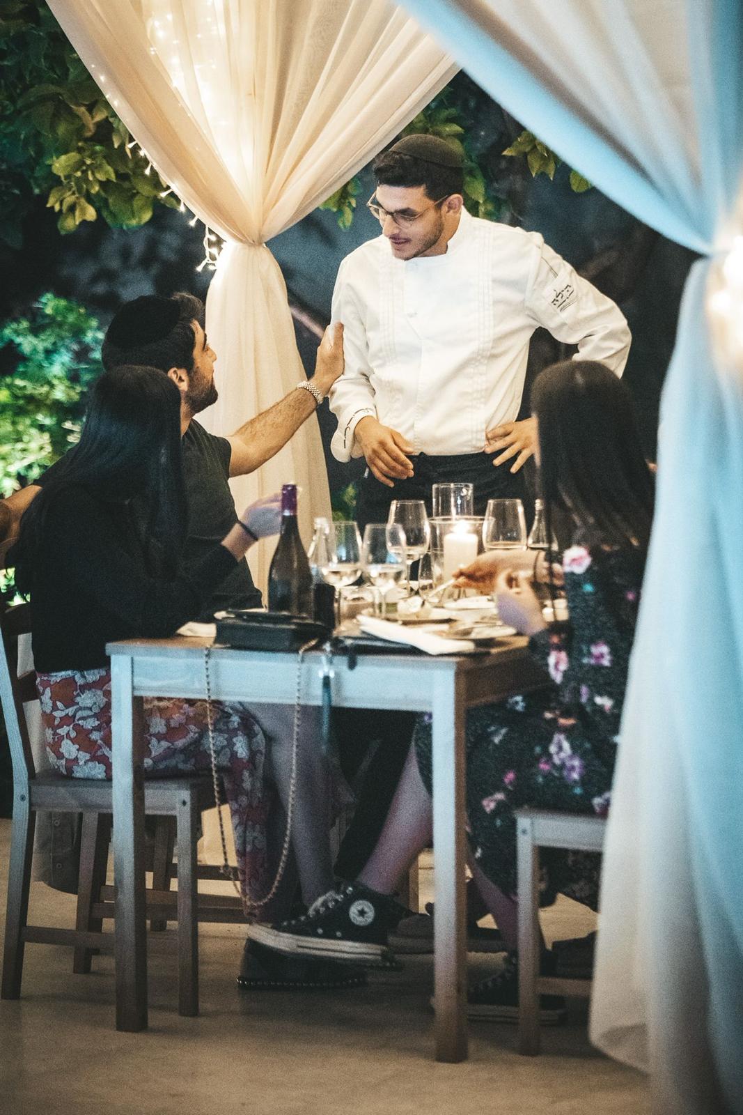 Le chef Jonas Bismuth en service auprès des convives